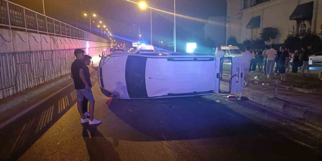 Antalya’da Otomobil Ve Hafif Ticari Araç Çarpıştı: 5 Yaralı