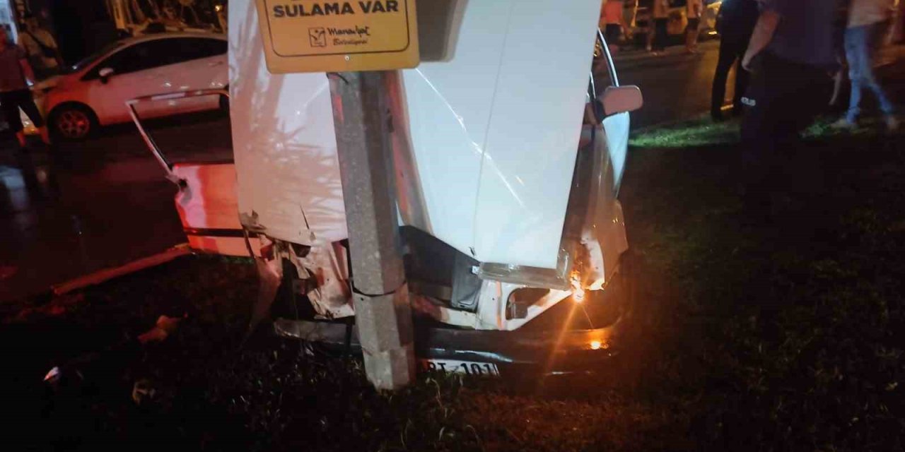 Önce Park Halindeki Araçlara, Ardından Aydınlatma Direğine Çarparak Durabildi: 1’i Ağır 2 Yaralı