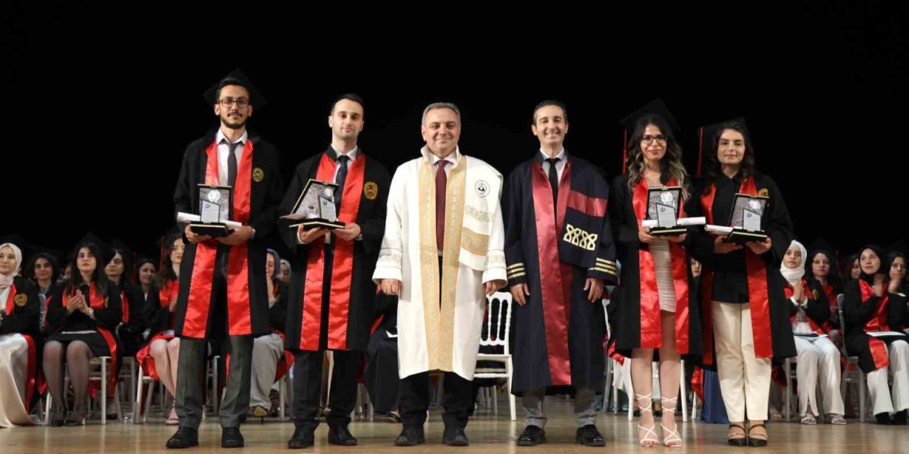 Erü Tıp Fakültesi 50. Dönem Mezunlarını Verdi