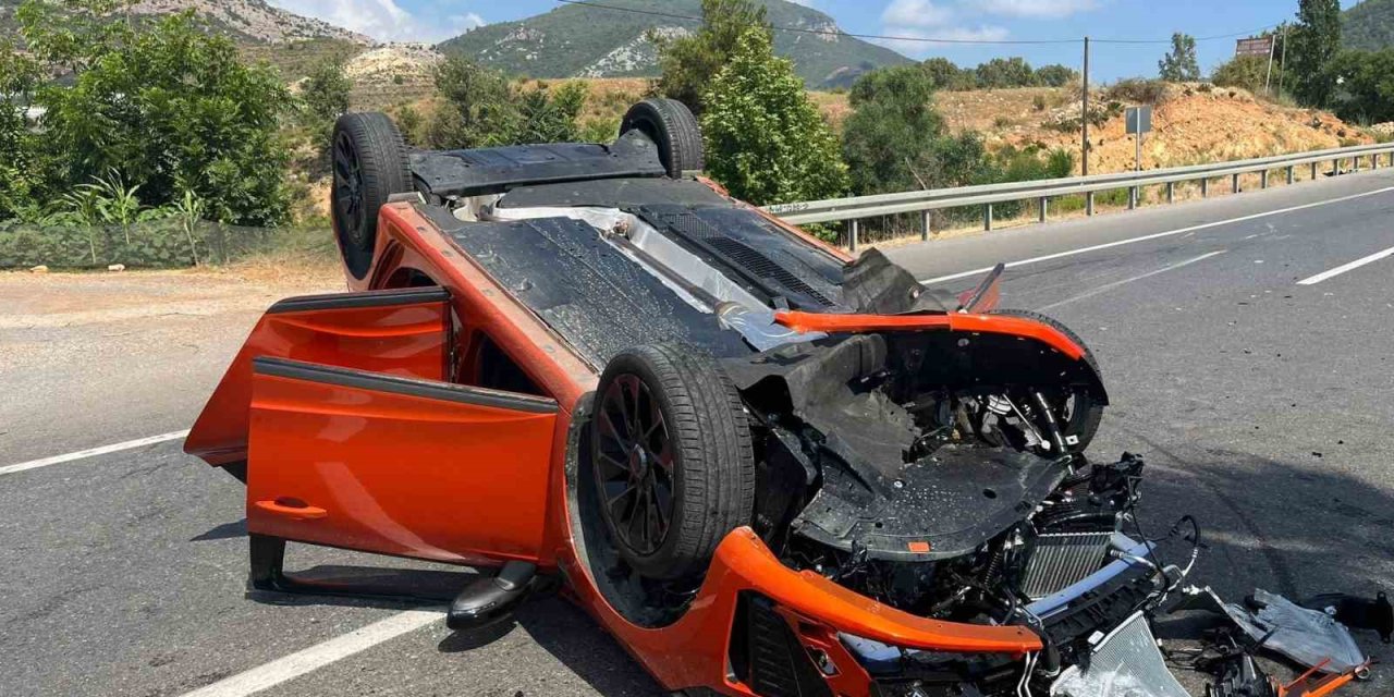 Antalya’da Otomobil Takla Attı: 2’si Çocuk 3 Yaralı