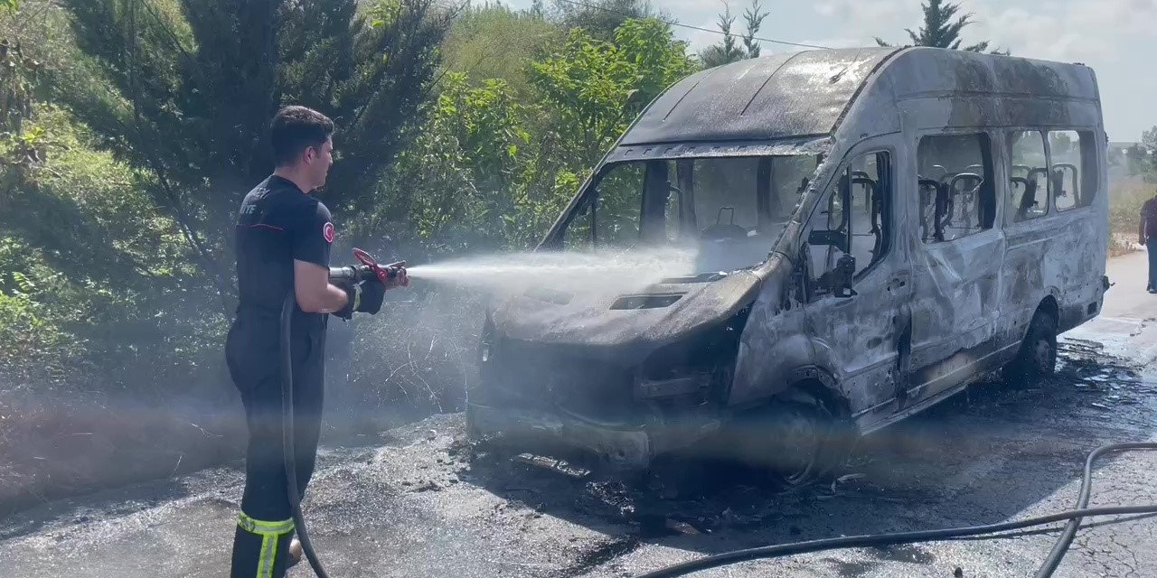Elektrik Aksamında Çıkan Yangın Minibüsü Küle Çevirdi