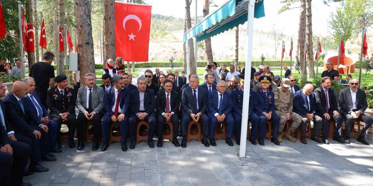 Başkan Büyükkılıç, 15 Temmuz’da Şehitleri Kabirleri Başında Andı