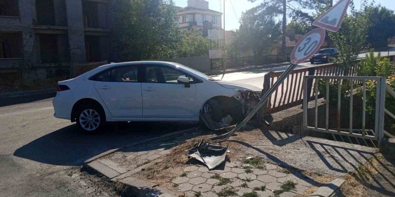 Direksiyon Hakimiyetini Kaybeden Sürücü Köprü Bariyerine Çarparak Durabildi