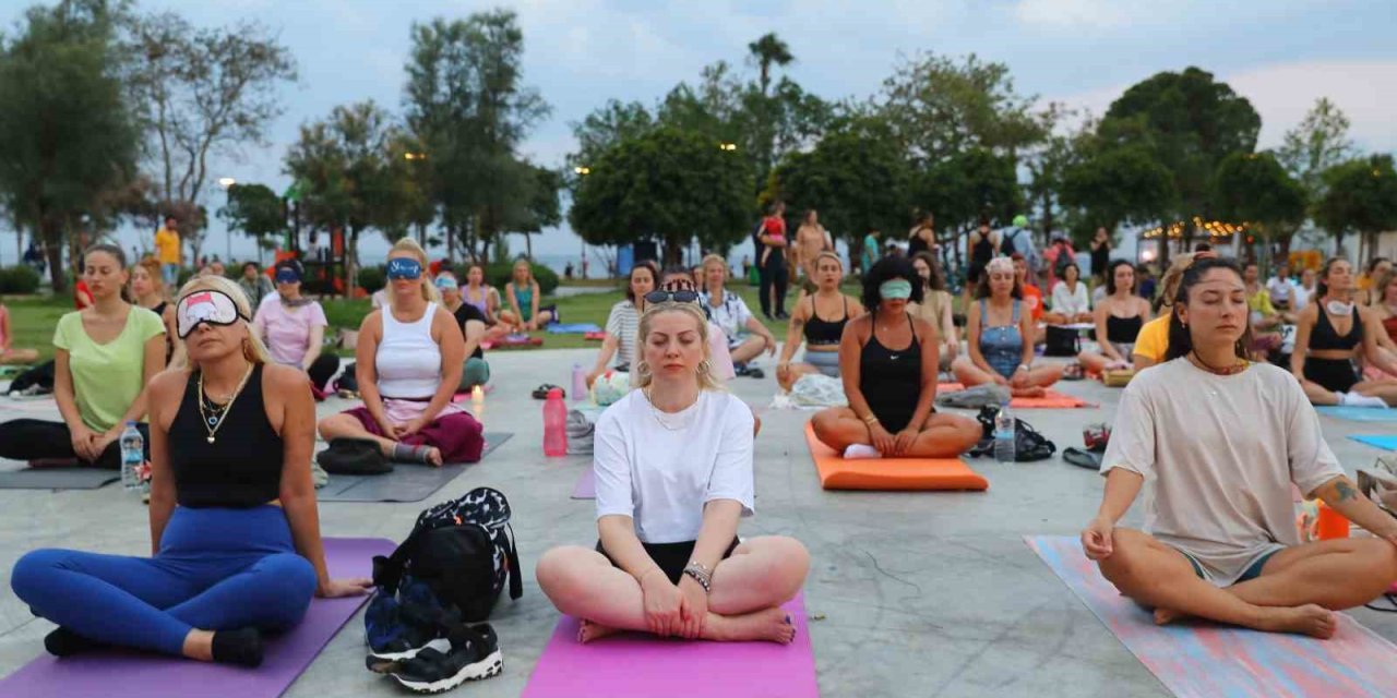Antalya’nın Dünyaca Ünlü Konyaaltı Sahilinde Yoga Yaptılar