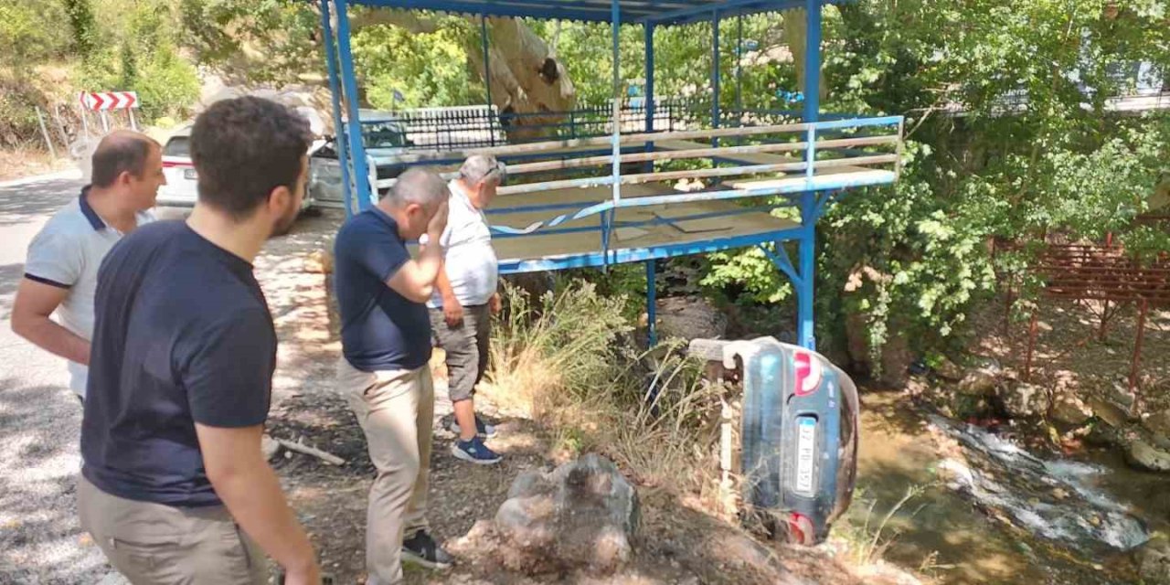 Komşularının Cenaze Namazına Giden Baba Oğul Dereye Uçan Araçta Yaralandı