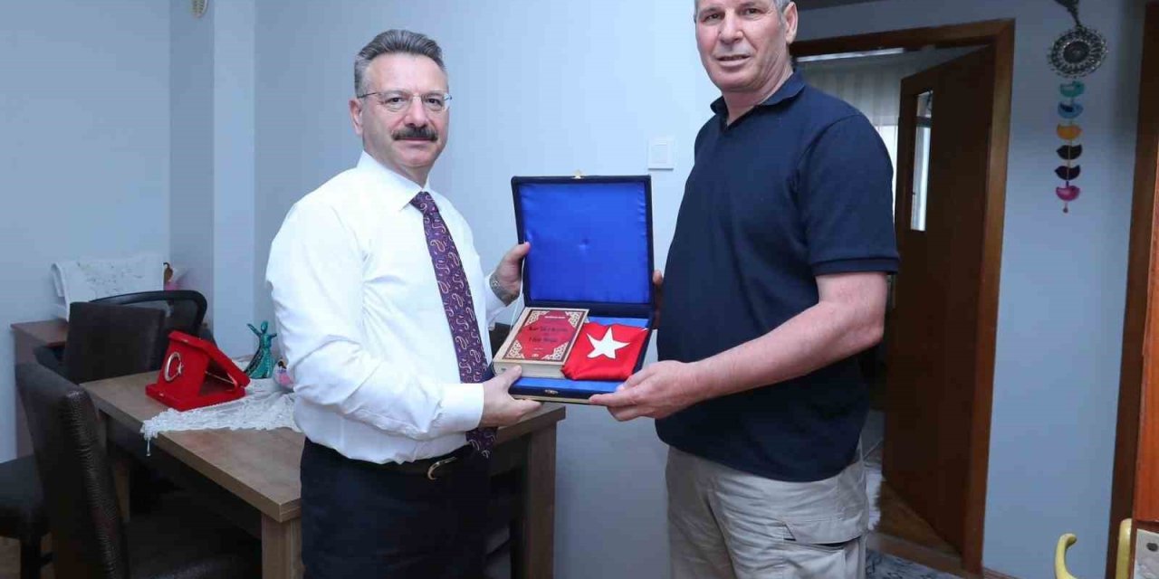 Vali Hüseyin Aksoy Gazi Polis Memuru Uğur Göküz’ü Ve Ailesini Ziyaret Etti