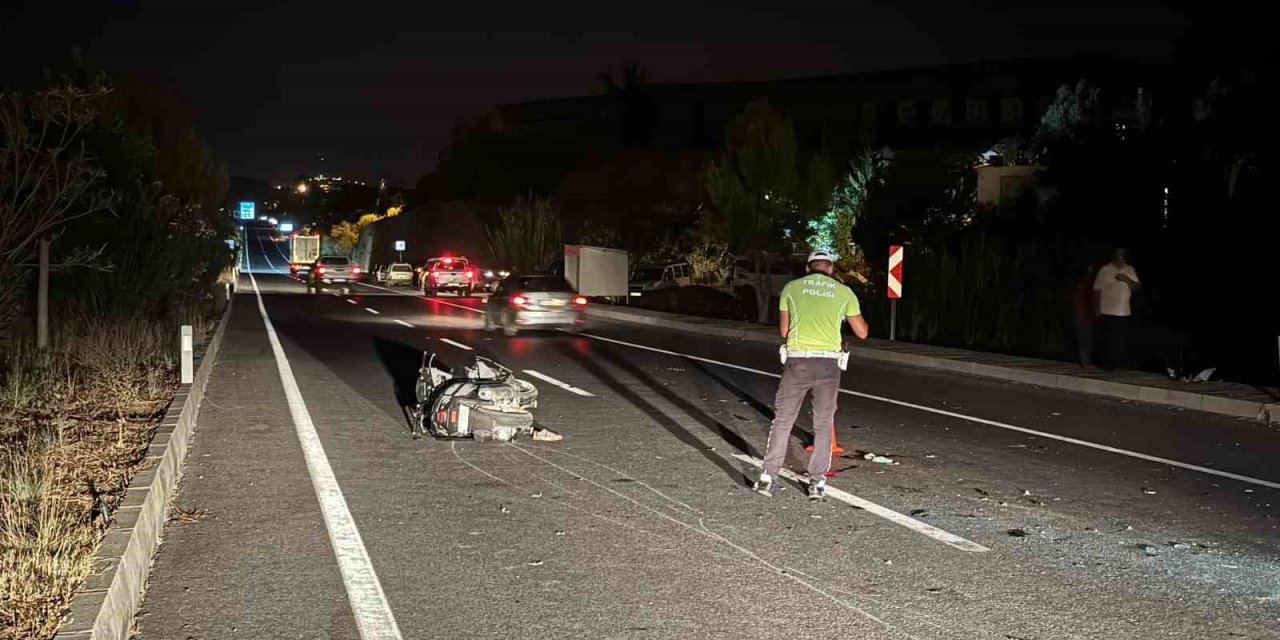 Motosikletle Araca Çarpıp Yere Düşen Gence, Yerde Yatarken Başka Bir Araç Çarptı