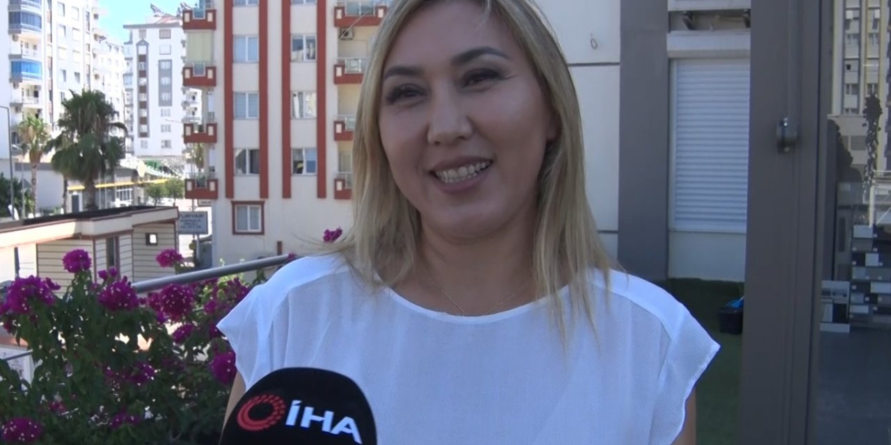 Sıcaktan Bunalıp Omzuna Konan Kargaya Bardakla Su İkramı