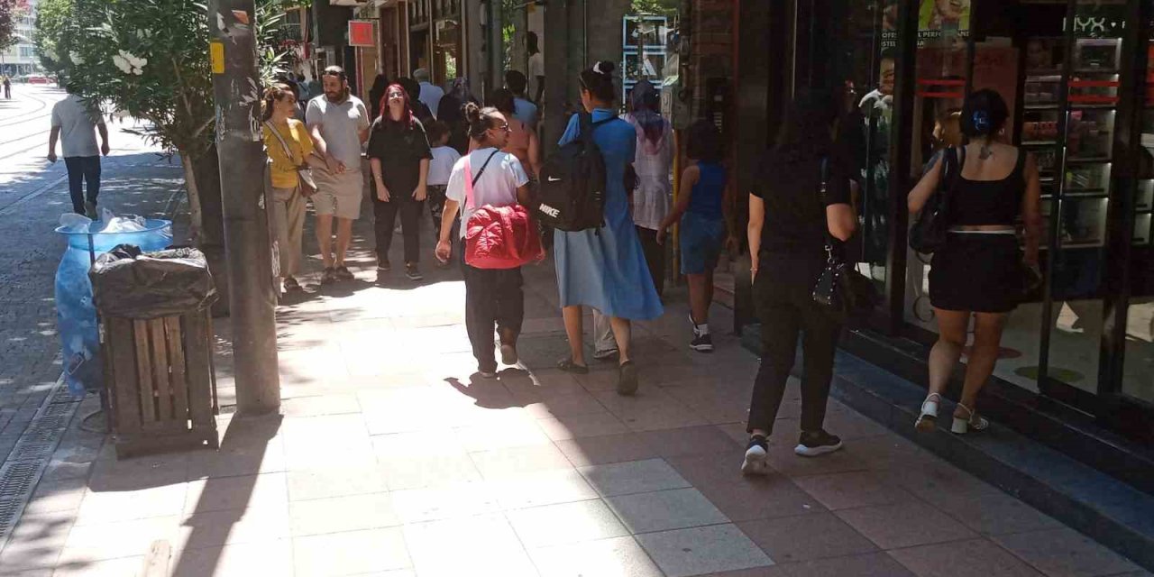 Gölgelere Sığınan Vatandaşlar Güneşli Alanları Bomboş Bıraktı