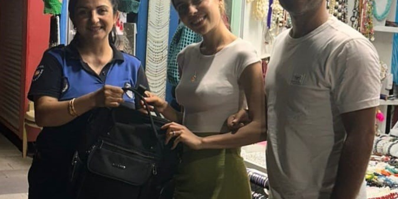 Antalya Kemer'de Zabıta, Kaybolan Çantayı Sahibine Teslim Etti