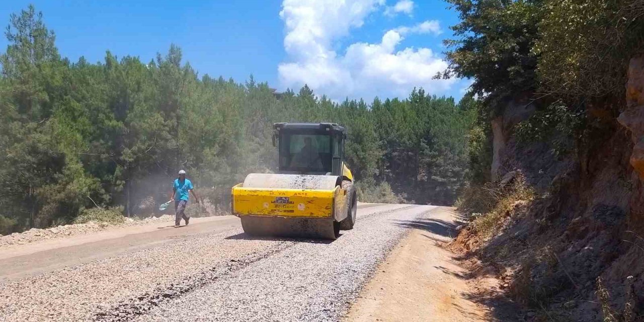 Alanya Belediyesi'nden Mahmutseydi Çevre Yolu'na Asfalt Çalışması