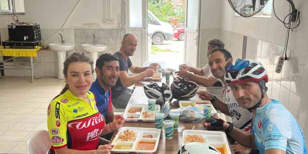 Tur Yapan Bisikletçiler Mihalgazi’de Düğüne Konuk Oldu