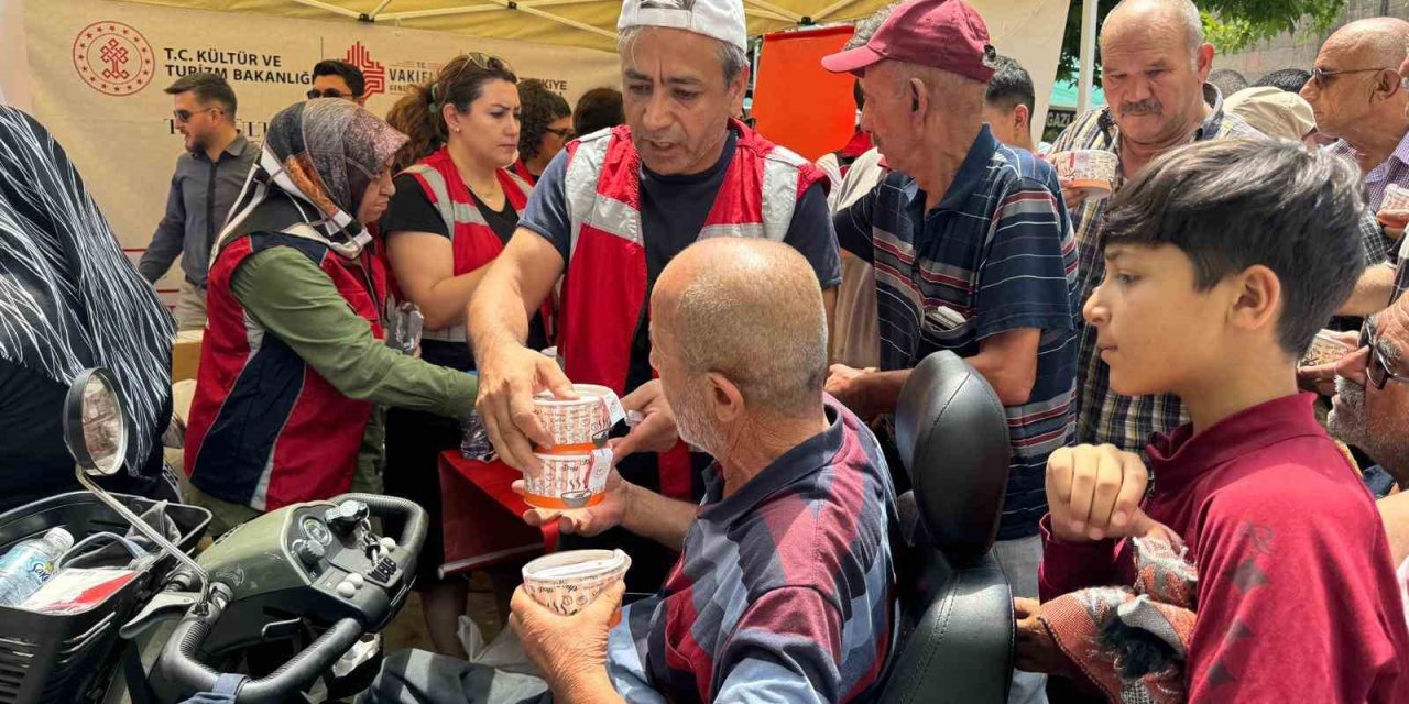 Kayseri Vakıflar Bölge Müdürlüğü’nden Aşure İkramı