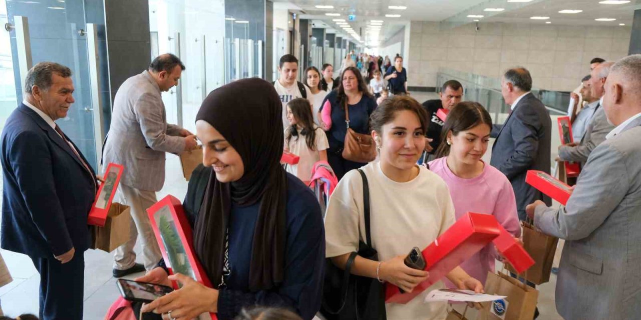 Gurbetçiler Çiçeklerle Karşılandı