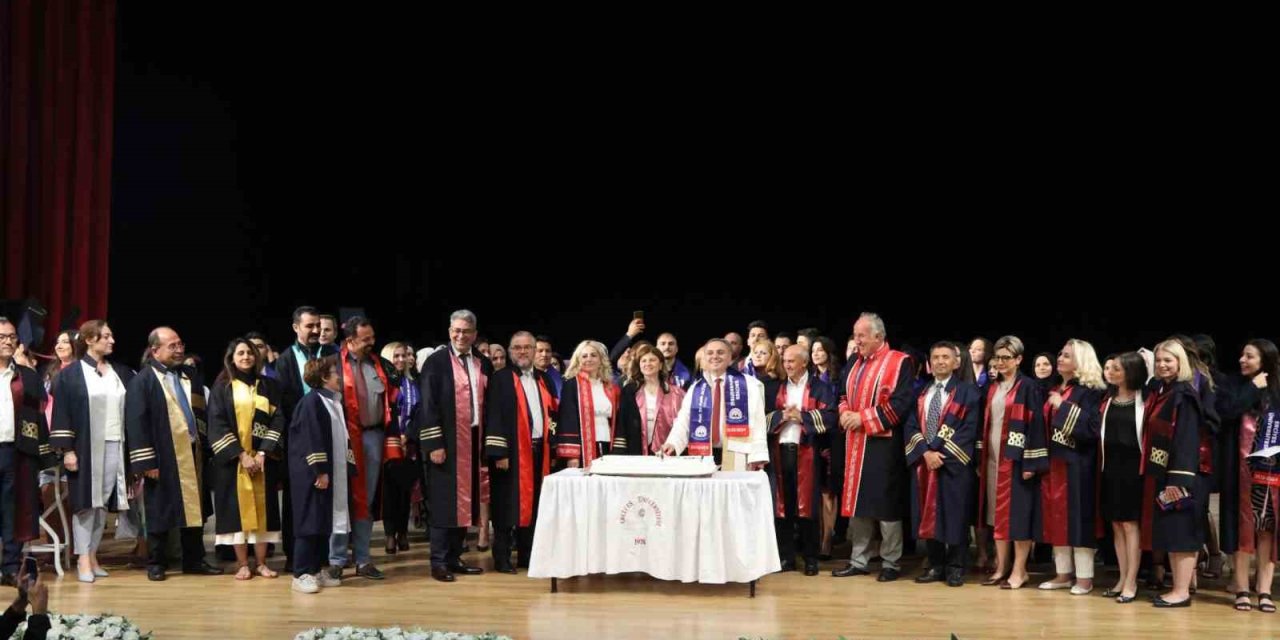 Erü’de Lisansüstü Mezuniyet Sevinci Yaşandı