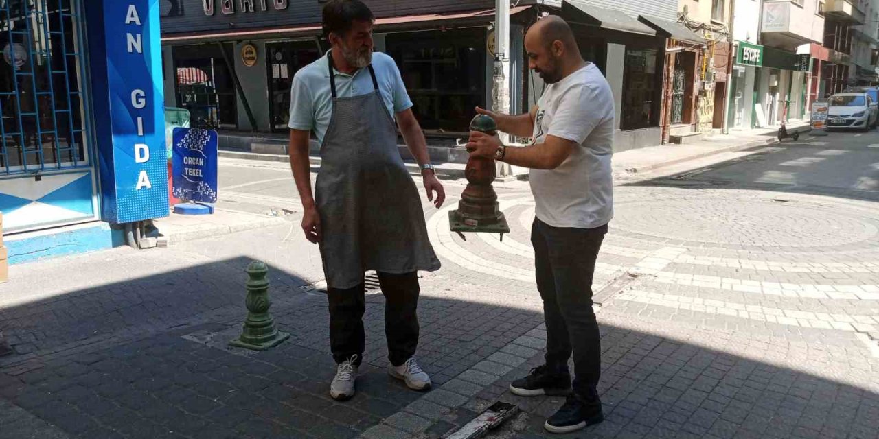 Trafiğe Kapalı Olmasına Rağmen Her Çeşit Aracın İşgal Ettiği Sokaktaki Esnaf Kendi Çözümünü Üretti