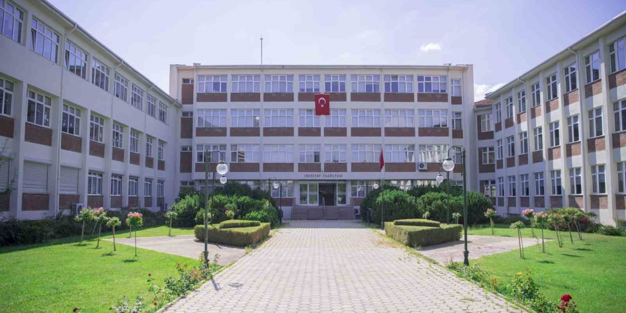 Anadolu Üniversitesi Edebiyat Fakültesi Düşünce Dünyasını Zenginleştiren Mezunlar Yetiştiriyor