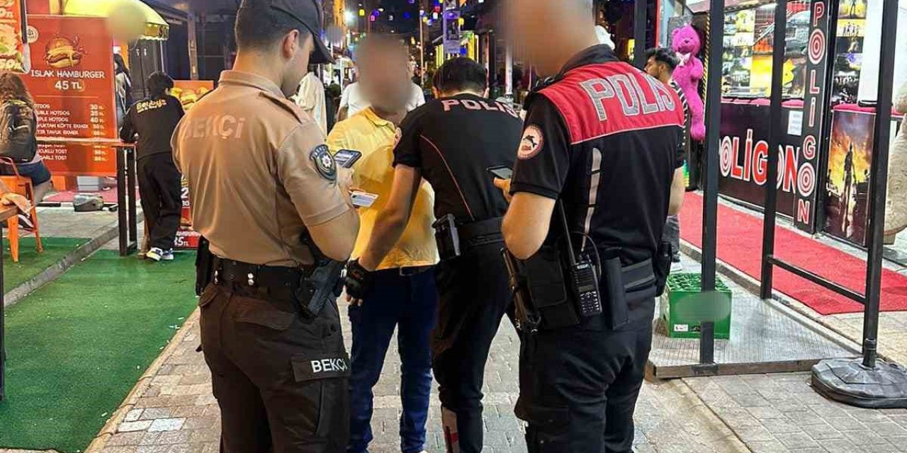 Polis 105 Şahsın Ve 3 Araç Sahibinin Kimlik Bilgilerini Sorguladı