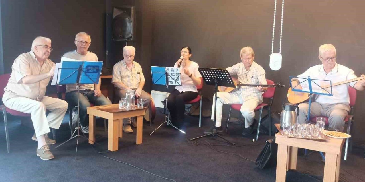 Eskişehir’de Yaşlılar İçin Türk Halk Müziği Grubu Tarafından Verilen Konser İlgi Gördü