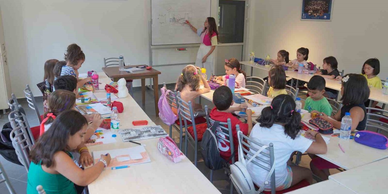 Çocuklar Yaz Tatilinde El Becerilerini Geliştiriyor