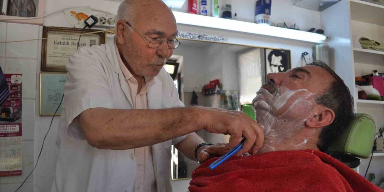 82 Yaşında Hala İlk Günkü Hevesle Berberlik Mesleğini Sürdürüyor