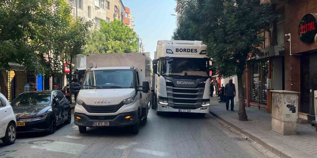 İkinci Şeride Park Edilen Kamyonet Trafiği Kilitledi