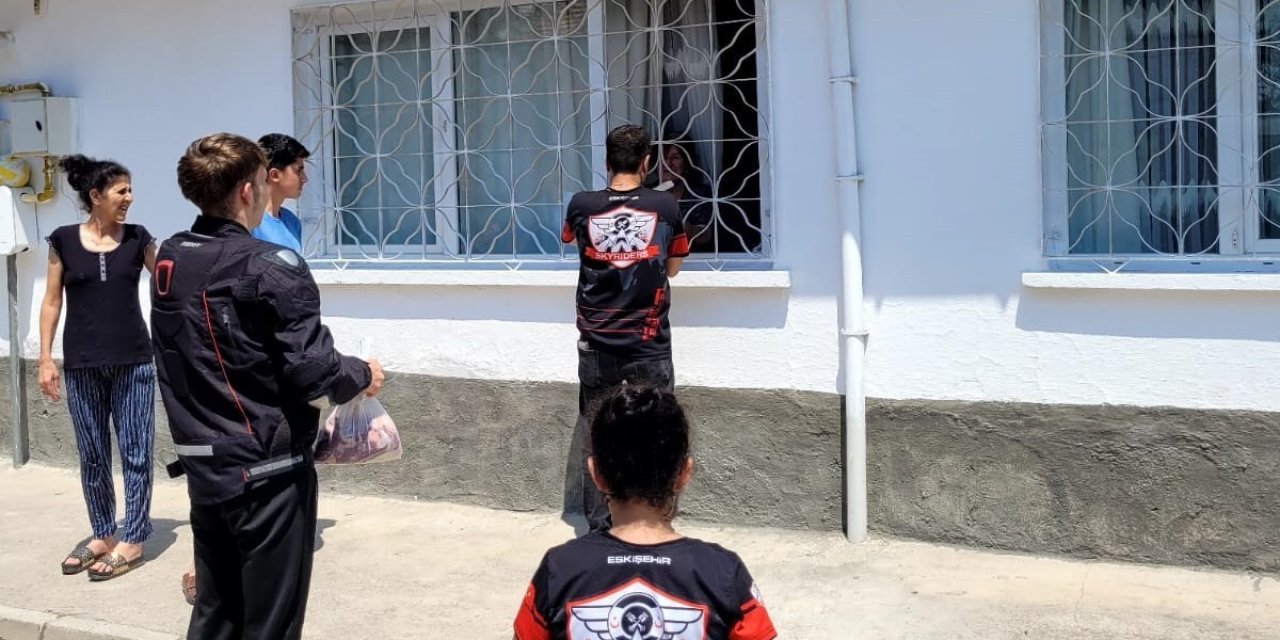 Motosiklet Kazasında Kaybettikleri Arkadaşları İçin Kurban Kesip Dağıttılar