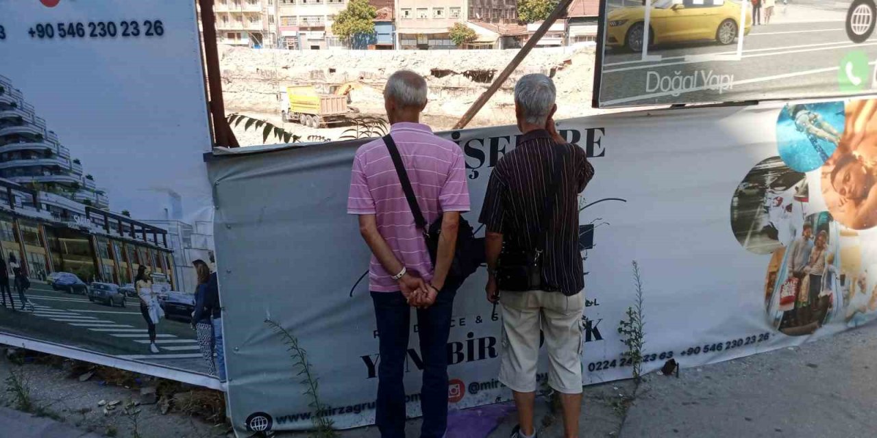 Vatandaşlar Eski Otogardaki İş Makinelerini İlgiyle Seyrediyor