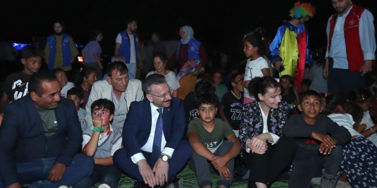 Vali Aksoy Eşiyle Yerde Bağdaş Kurup Mevsimlik İşçilerin Çocuklarıyla Film İzledi