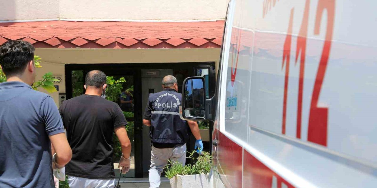 Antalya'da Emekli Öğretmen Yalnız Yaşadığı Dairesinde Ölü Bulundu
