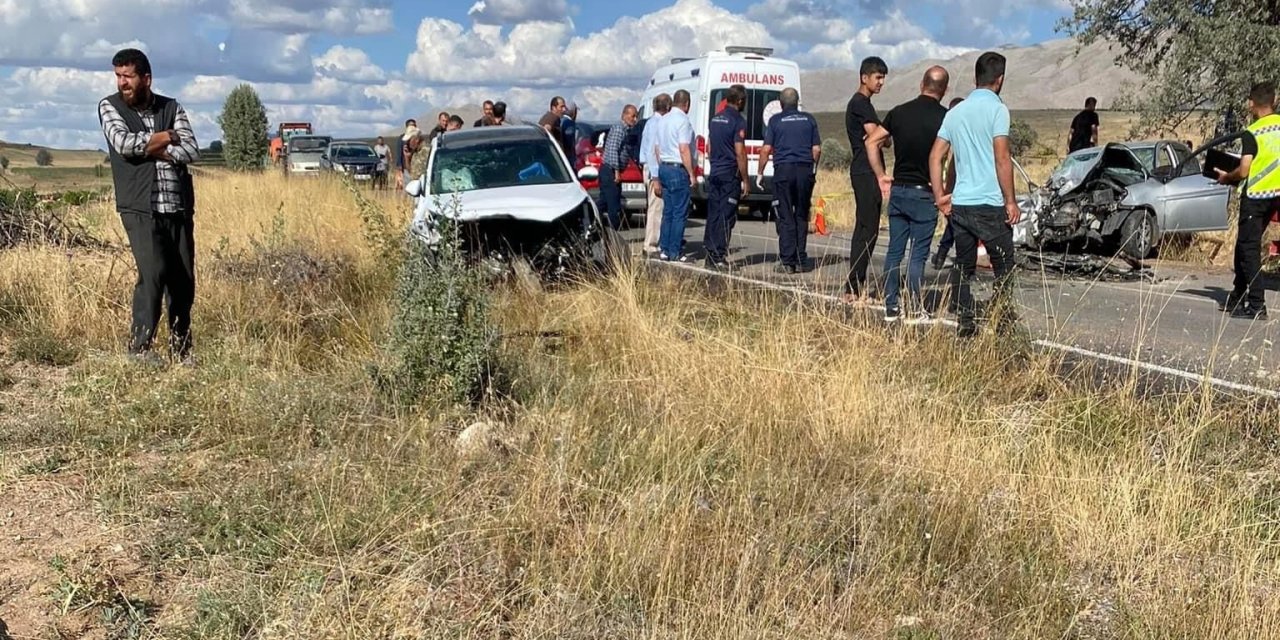 Otomobiller Kafa Kafaya Çarpıştı: 2 Ölü, 1 Yaralı
