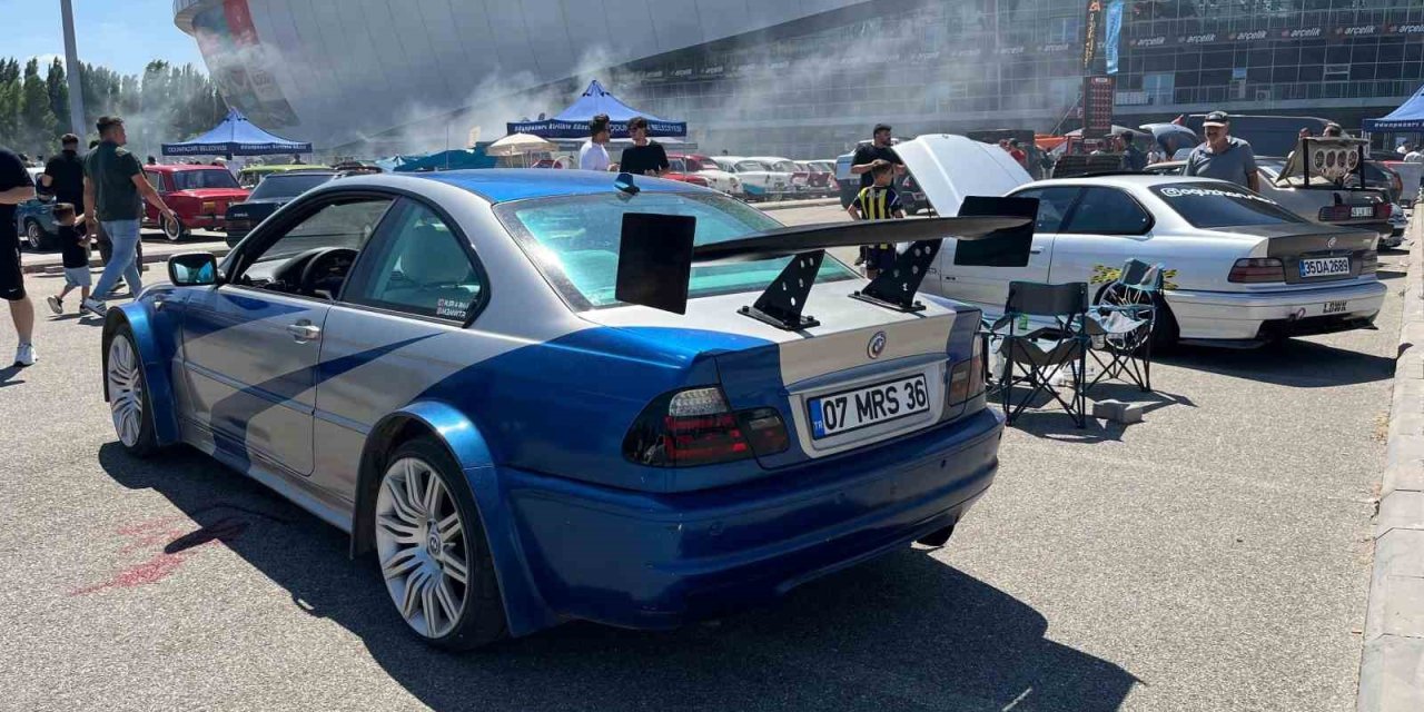 Modifiyeli Araç Tutkunları Bir Araya Geldi