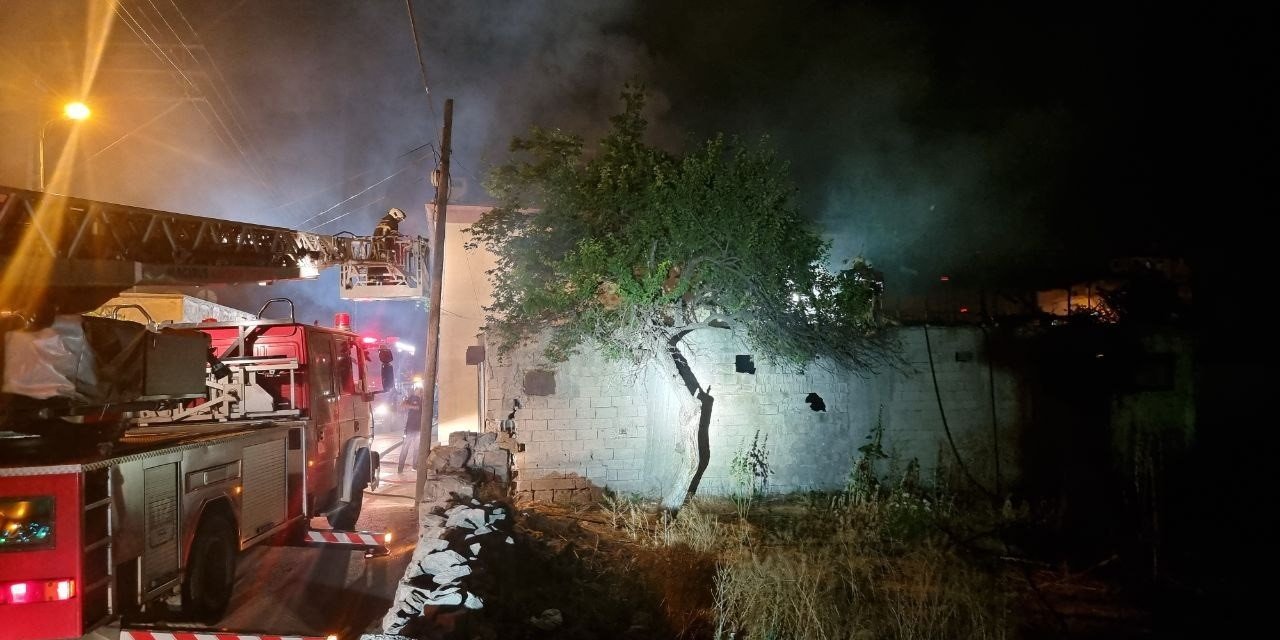 2 Katlı Evde Çıkan Yangında Faciadan Dönüldü