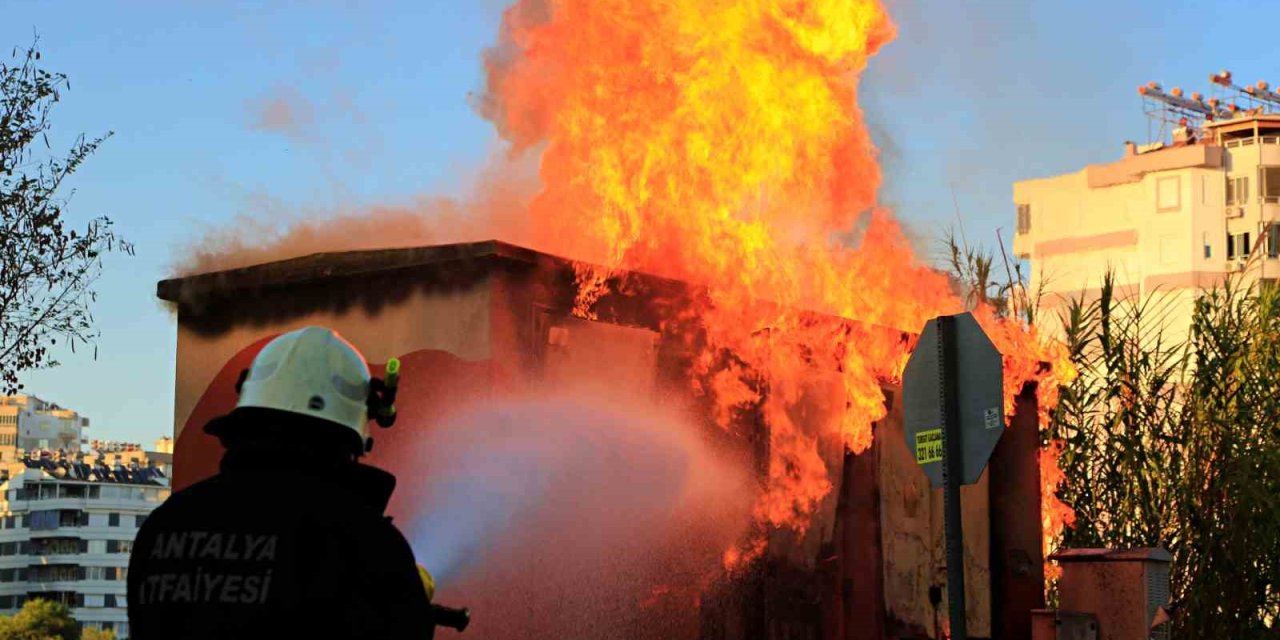 Aşırı Yüklenmeyi Kaldırmayan Trafo Alev Alev Yandı