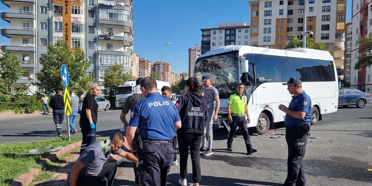 İşçi Servisi İle Kamyon Çarpıştı: 10 Yaralı