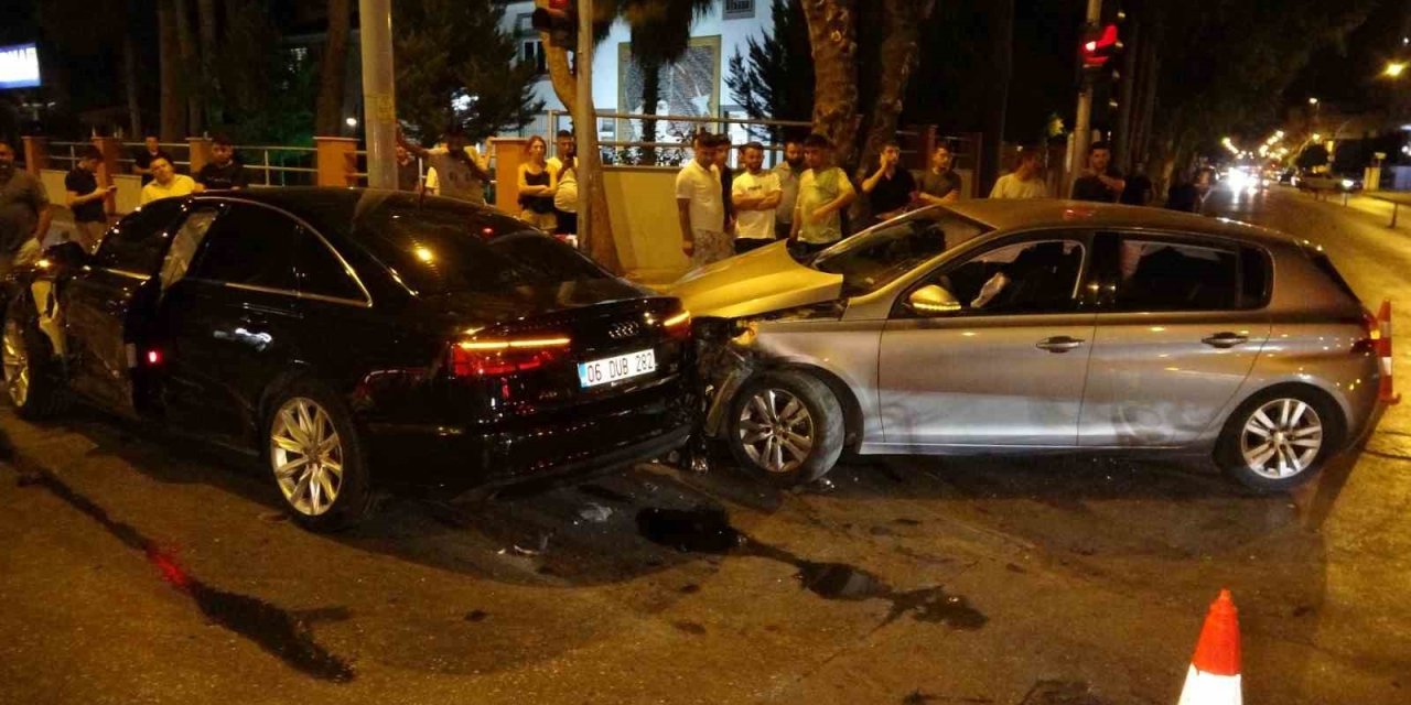 Kırmızı Işık İhlali Yapan Lüks Otomobil Ortalığı Savaş Alanına Çevirdi