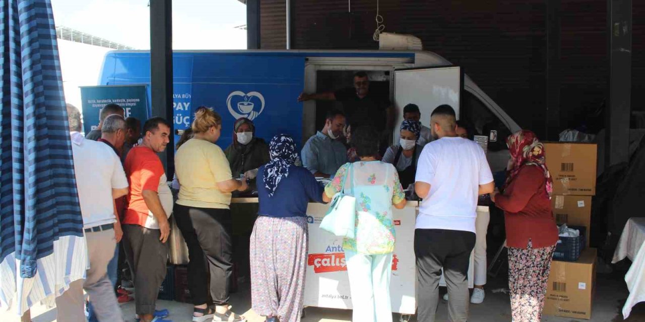 Büyükşehir Belediyesi’nin Aşure İkramları Sürüyor