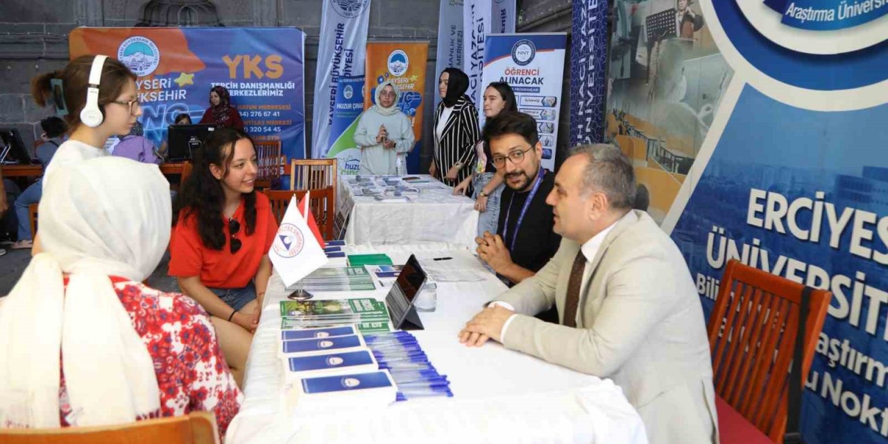 Erü Rektörü Altun, Tercih Danışmanlığı Standını Ziyaret Etti