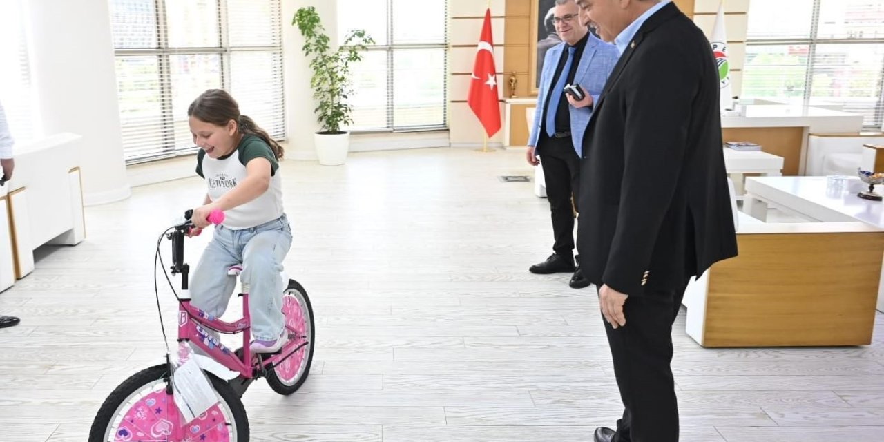 Kepez Belediye Başkanı Mesut Kocagöz’den Küçük Seher’e Bisiklet Sürprizi