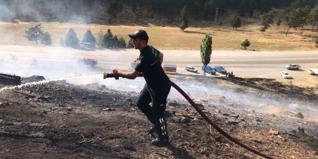 Antalya’da Yangın Kızılçam Ormanına Sıçramadan Söndürüldü