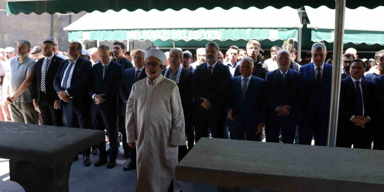 Bakan Bolat, Haniye İçin Kılınan Gıyabi Cenaze Namazına Katıldı