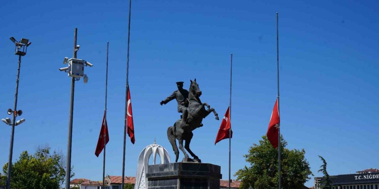 İç Anadolu’da Bayraklar Yarıya İndirildi