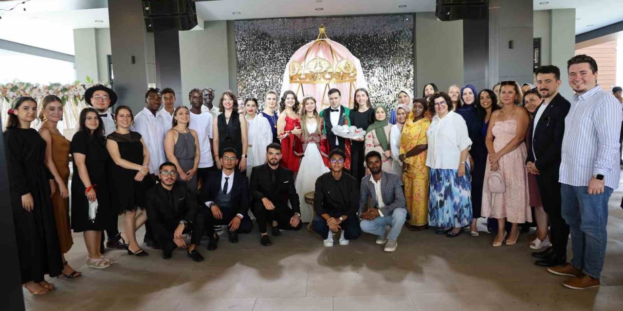 Yabancı Öğrenciler Öğretmenlerini Türk Geleneklerine Göre Evlendirdi