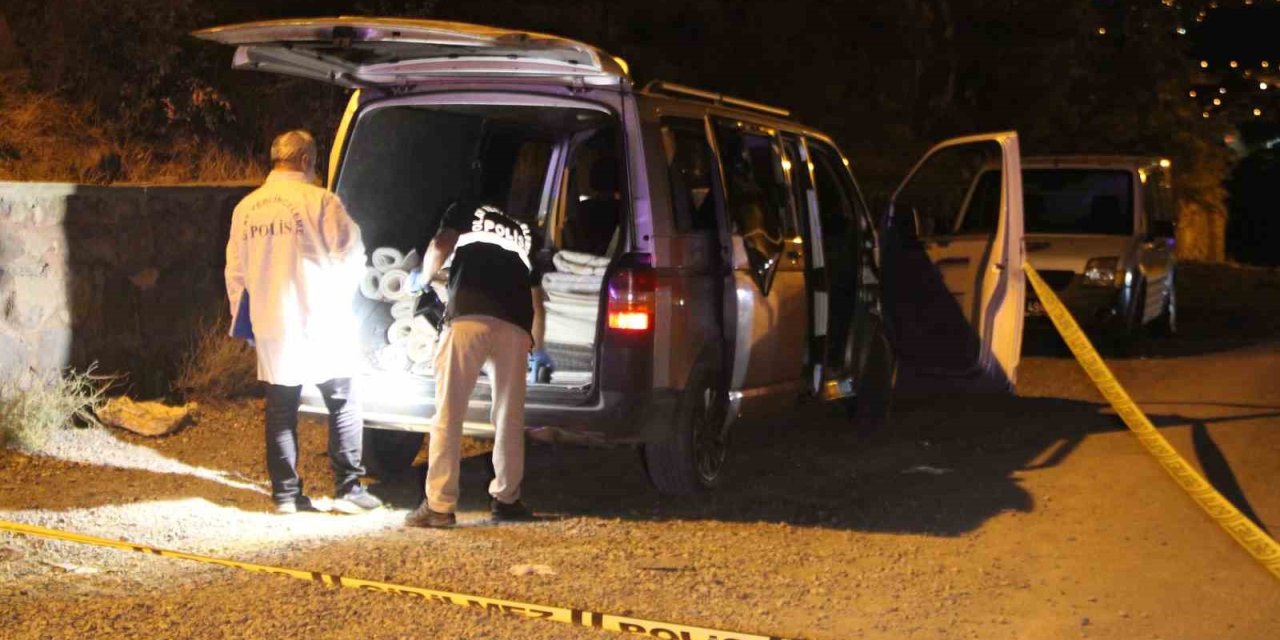 Tabancayla Vurdular, Araçla Alıp Sokakta Bıraktılar