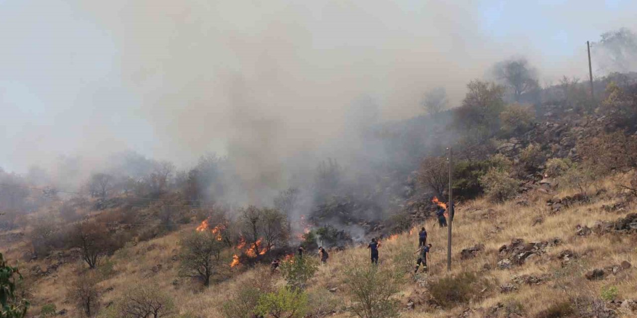 Dağlık Alanda Yangın Çıktı, Ekipler Yerleşim Yerlerine Ulaşmaması İçin Yoğun Çalışma Başlattı
