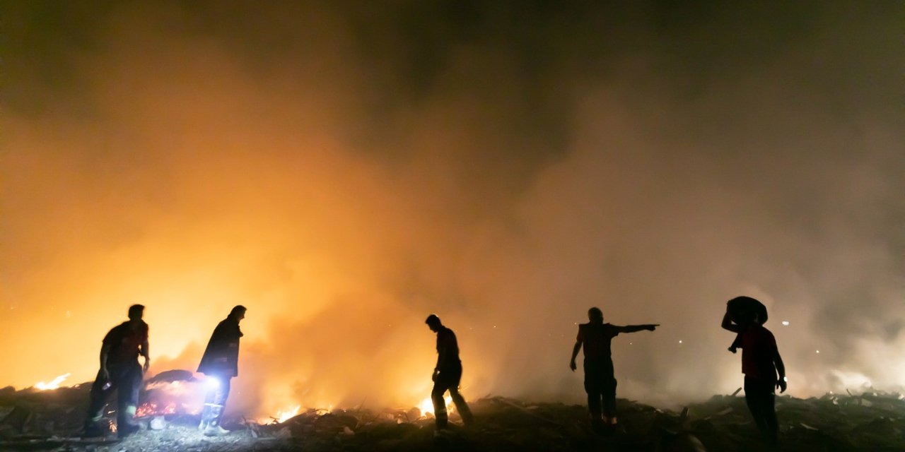 Mersin’de Atık Alanda Yangın, Müdahale Sabaha Kadar Sürdü