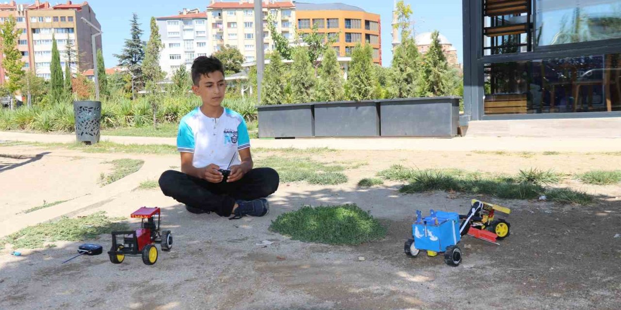 Evinde İnternet, Telefonunda Sosyal Medya Olmayan Çocuk Kendi Elektronik Oyuncaklarını İmal Ediyor