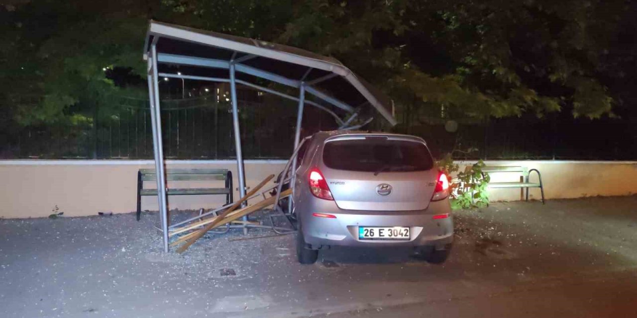 1,42 Promil Alkollü Sürücü Otobüs Durağına Daldı