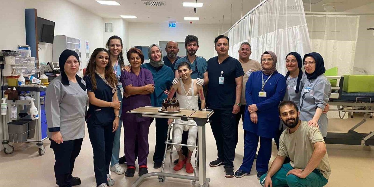 Üniversite Öğrencisine 7 Aydır Tedavi Gördüğü Hastanedeki Sağlık Çalışmalarından Doğum Günü Sürprizi