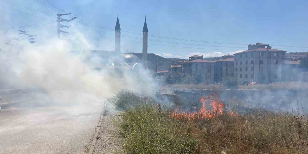 Boş Arazide Çıkan Yangın Kontrol Altına Alındı